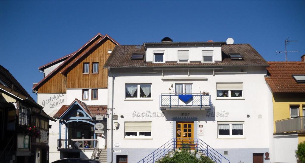 um grande edifício branco com um telhado de madeira em Landgasthof 'Zur Quelle' em Wächtersbach