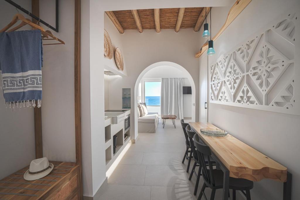 een eetkamer en een keuken met een tafel en stoelen bij Sfakia Seaside luxury Suites in Khóra Sfakíon