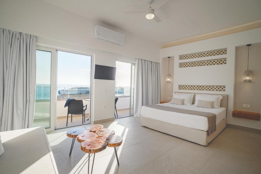 Postel nebo postele na pokoji v ubytování Sfakia Seaside luxury Suites