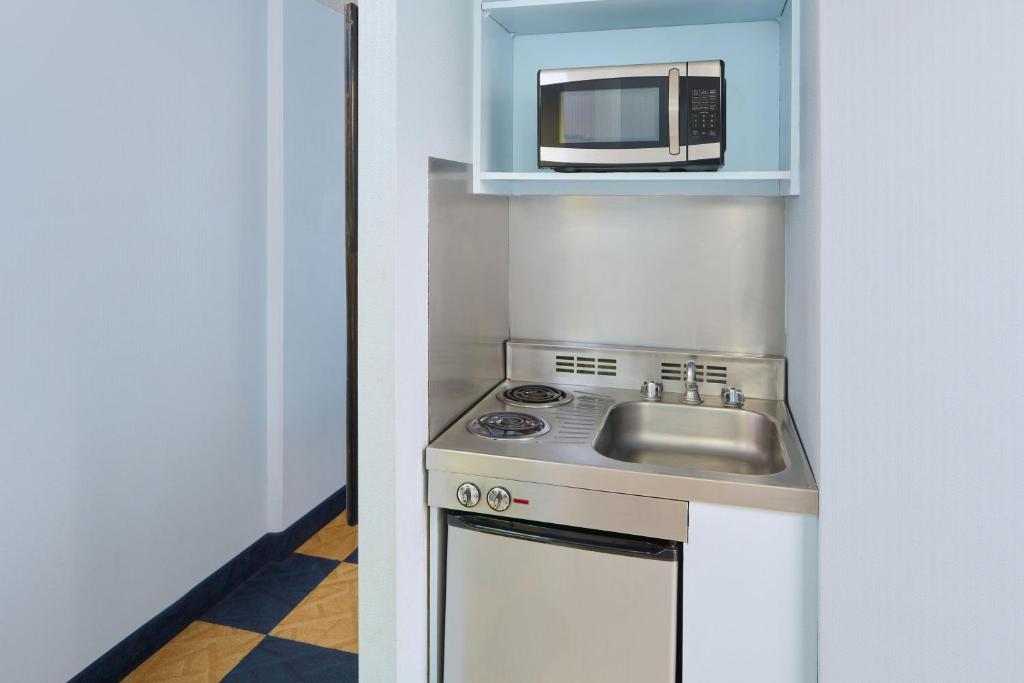 Kuchyň nebo kuchyňský kout v ubytování Ewa Hotel Waikiki