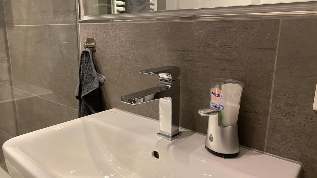 Koupelna v ubytování Sanierte Wohnung mit Balkon im Hochparterre