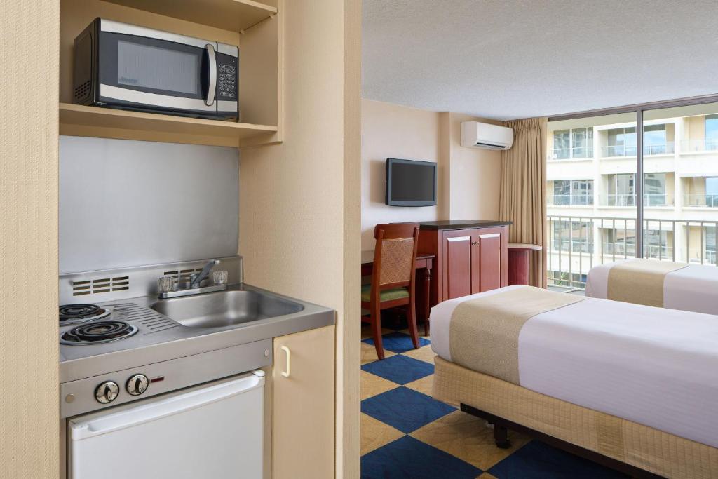 Kuchyň nebo kuchyňský kout v ubytování Ewa Hotel Waikiki