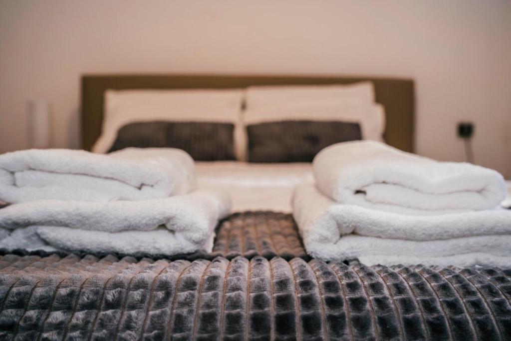 A bed or beds in a room at Filoxenia MG Projects Neos Kosmos