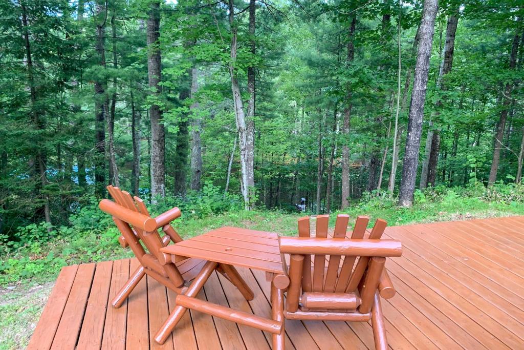 Inviting Anglers Abode with Grill and RV Hookups