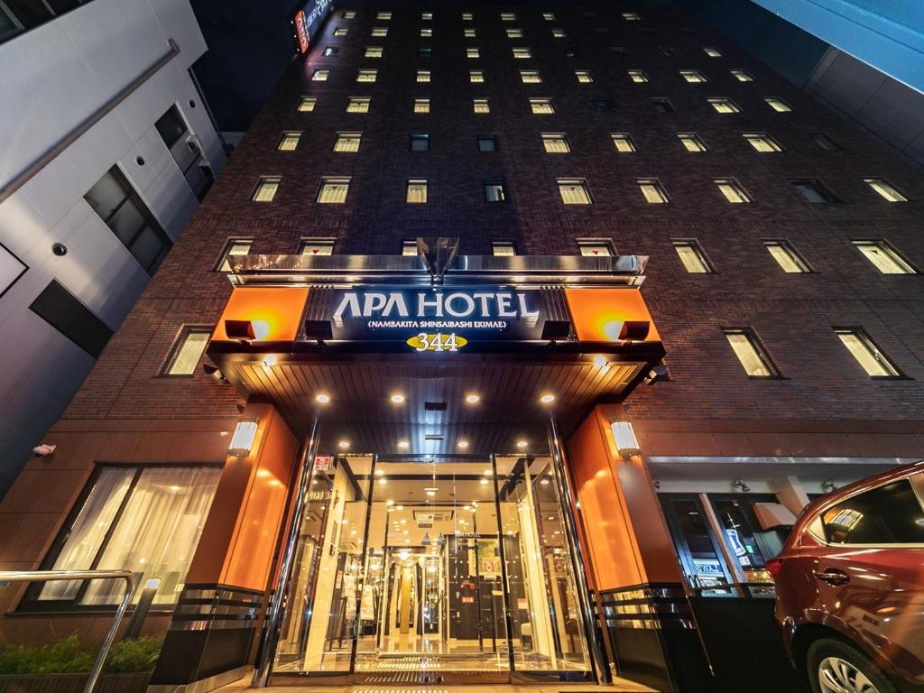 un hotel con un cartel en la parte delantera de un edificio en APA Hotel Namba Kita Shinsaibashi Ekimae, en Osaka