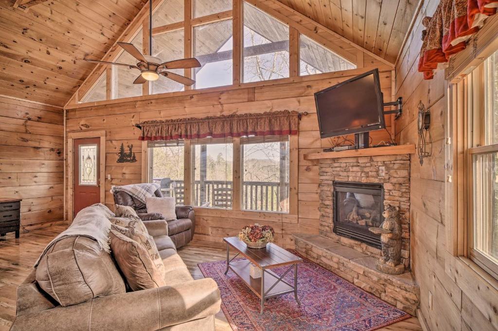 The Great Escape Gatlinburg Getaway with Hot Tub!, Gatlinburg (updated