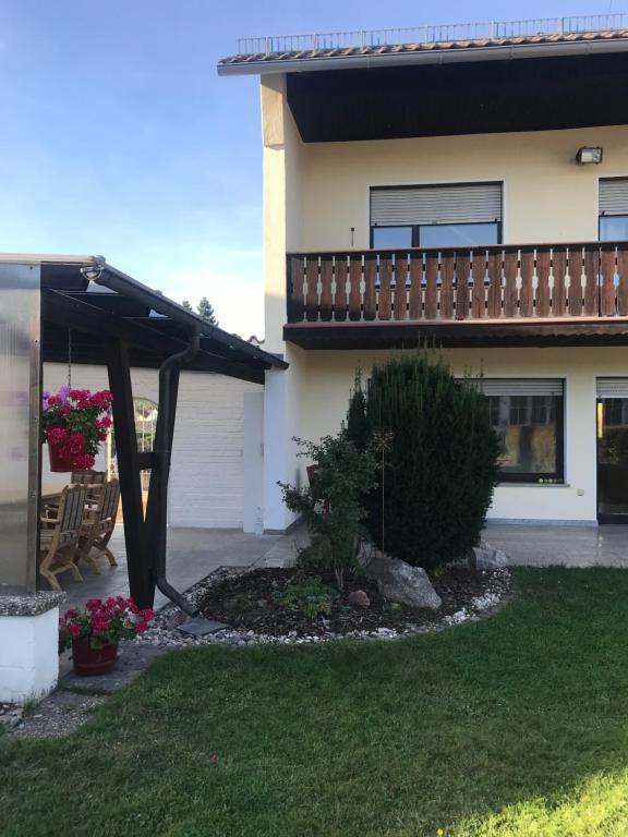 un patio de una casa con pérgola en Apartment Natali en Schnaittenbach