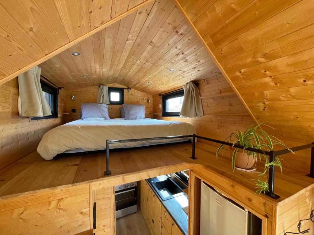 Postel nebo postele na pokoji v ubytování myinsolite - Tiny-house, jacuzzi, brasero, piscine