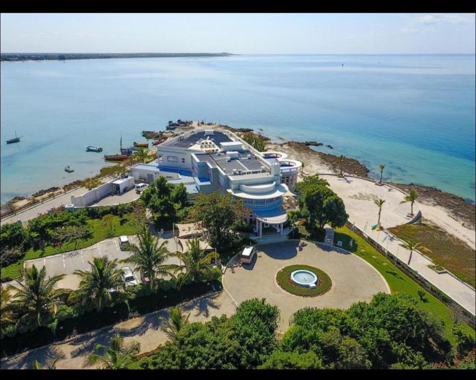 eine Luftansicht eines großen Hauses am Strand in der Unterkunft Hotel Dona Ana in Vilankulo