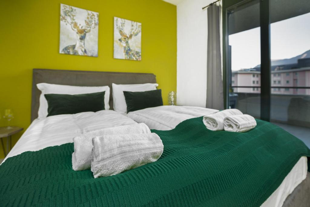 Monolocale con terrazzo vista lago Via Cassarinetta 7 by LR