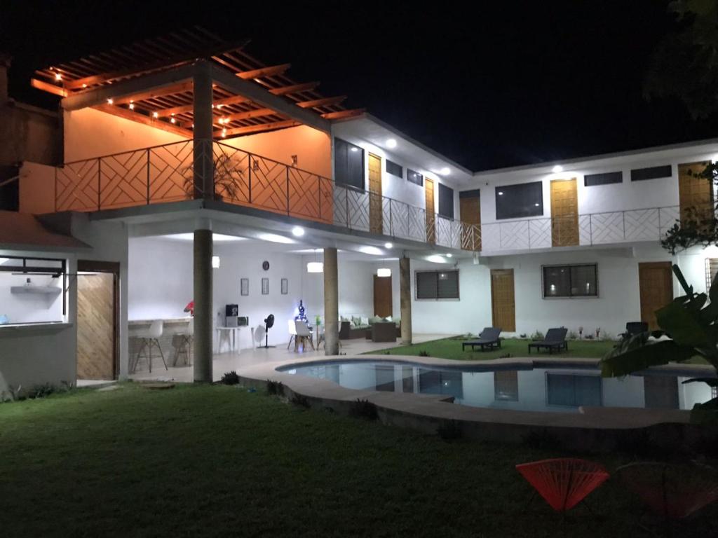 een huis met een zwembad in de nacht bij Hermosa y Amplia Casa en Pie de la Cuesta in Coyuca