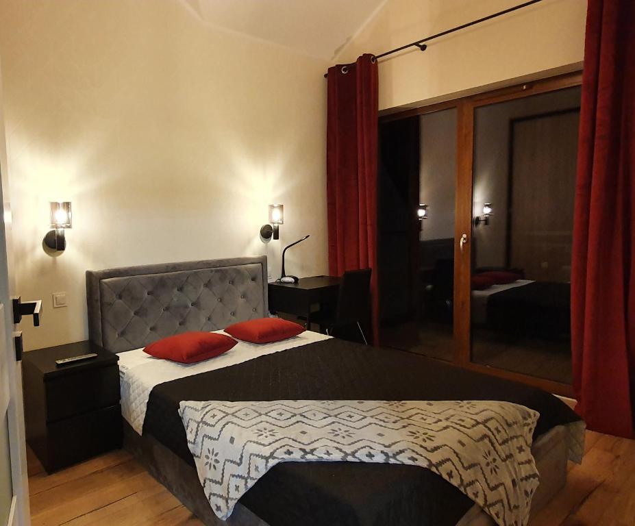 Posteľ alebo postele v izbe v ubytovaní Karpatia Resort Apartament Krystallos