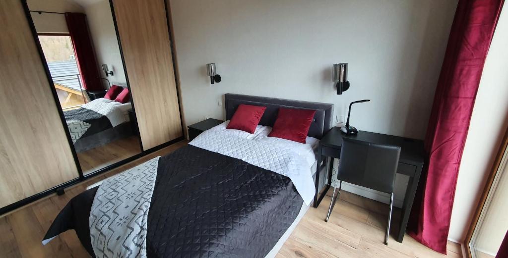 Posteľ alebo postele v izbe v ubytovaní Karpatia Resort Apartament Krystallos