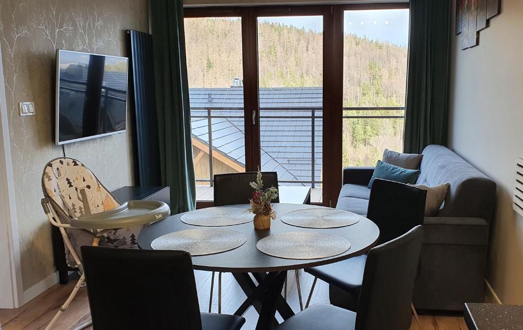Televízia a/alebo spoločenská miestnosť v ubytovaní Karpatia Resort Apartament Krystallos