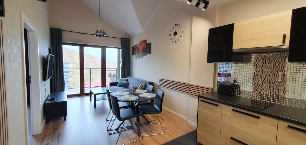 Kuchyňa alebo kuchynka v ubytovaní Karpatia Resort Apartament Krystallos