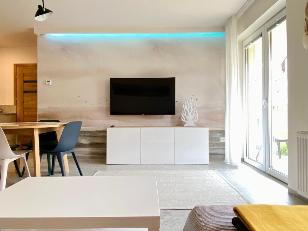 TV a/nebo společenská místnost v ubytování Apartament Baltic Premium Garden z ogródkiem
