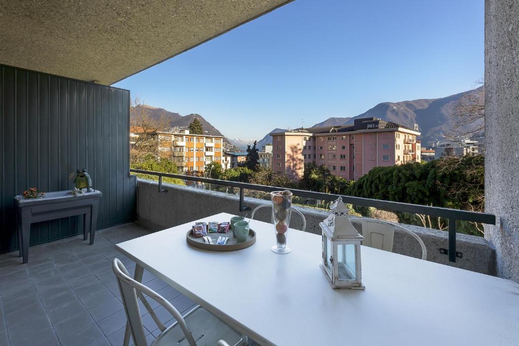 Vista generica sulle montagne o vista sulle montagne dall'interno dell'appartamento