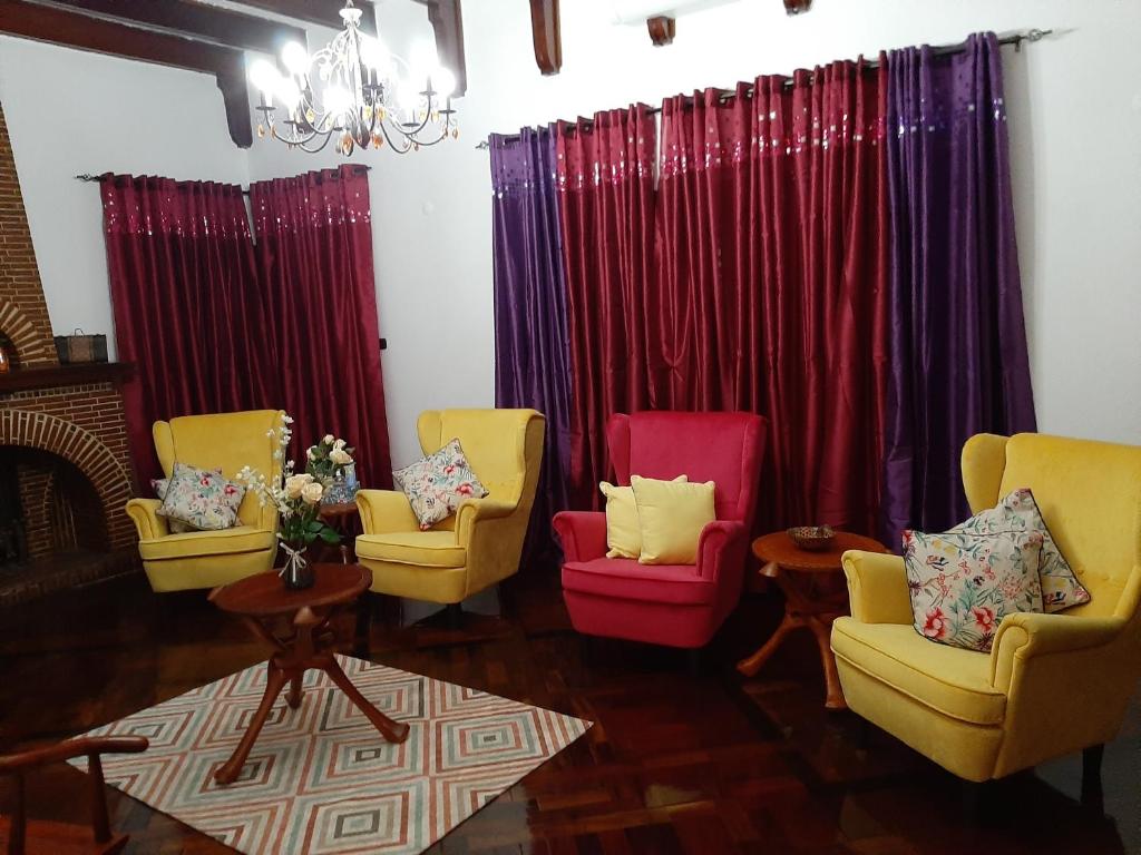 马普托PolanaHibiscosLodge&Spa的配有黄色和红色椅子的候诊室