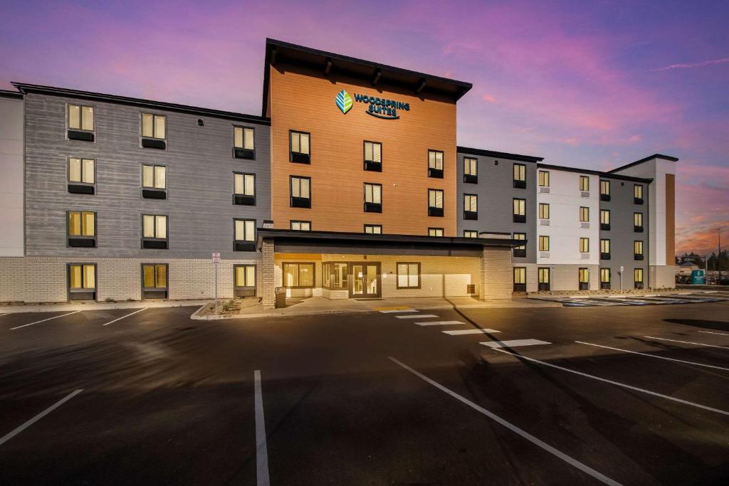 Un estacionamiento vacío frente a un hotel en WoodSpring Suites Portland Vancouver, en Vancouver