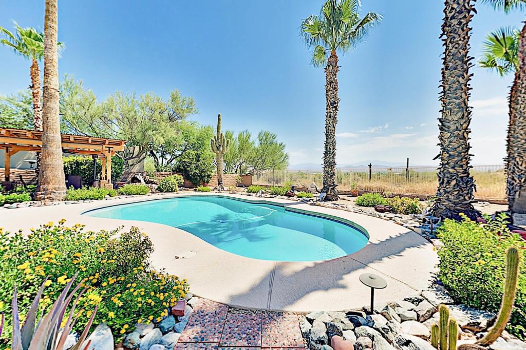 una piscina en un patio con palmeras en Fountain Hills Oasis, en Fountain Hills