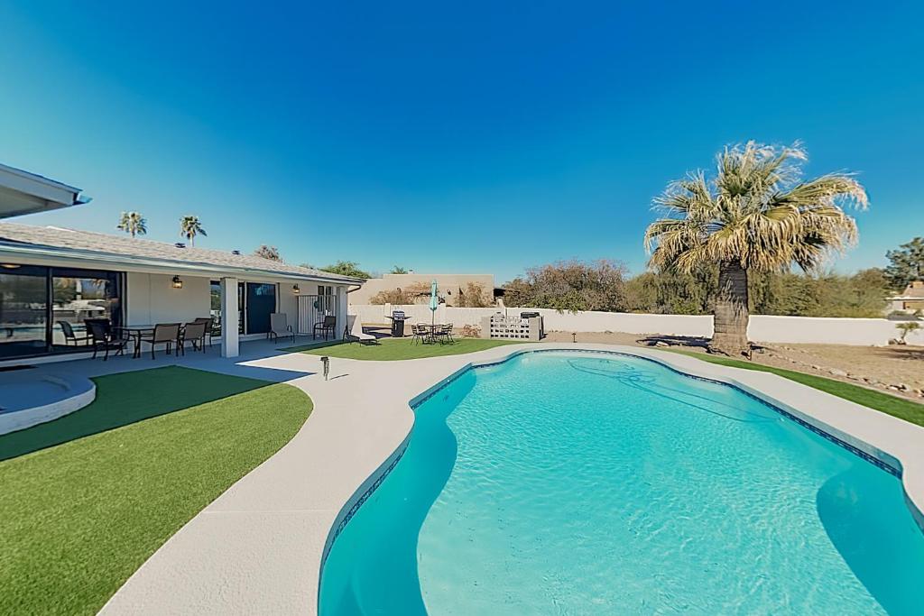 einen Pool im Hinterhof eines Hauses in der Unterkunft Desert Gem in Fountain Hills