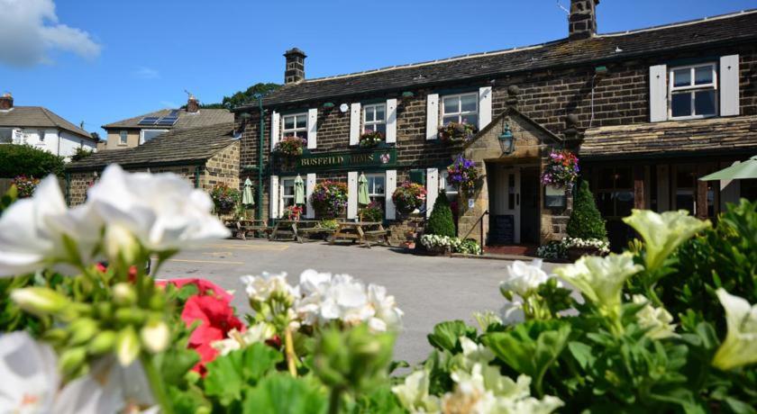 un edificio con un ramo de flores delante de él en Busfeild Arms, en Keighley