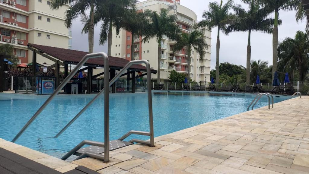 einen Pool in einem Gebäude mit Palmen in der Unterkunft Nautilus Home Club próximo ao Beto Carrero e praias in Penha