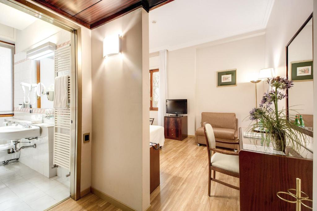 TV a/nebo společenská místnost v ubytování Hotel Bristol