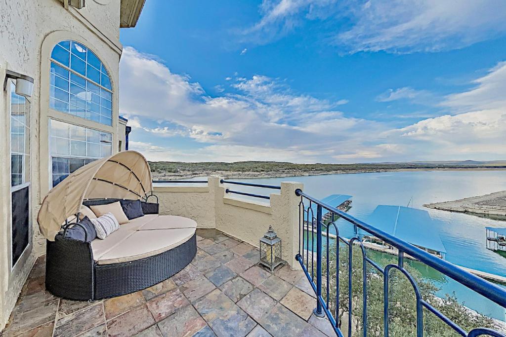 un balcón de una casa con vistas al agua en The Island on Lake Travis, en Lago Vista