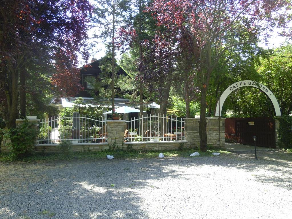 Garden Etterem Kávézó és Panzió Tahitótfalú - Housity