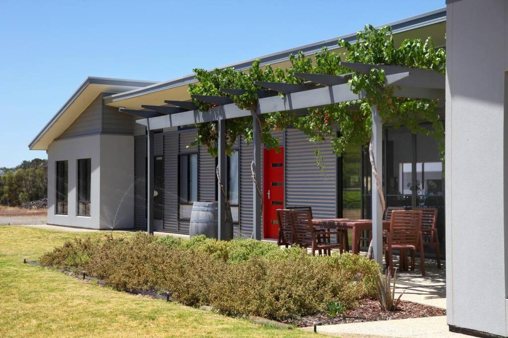 Casa con patio con mesa y sillas en The Red Door @ Barossa Valley Vineyard View, en Nuriootpa