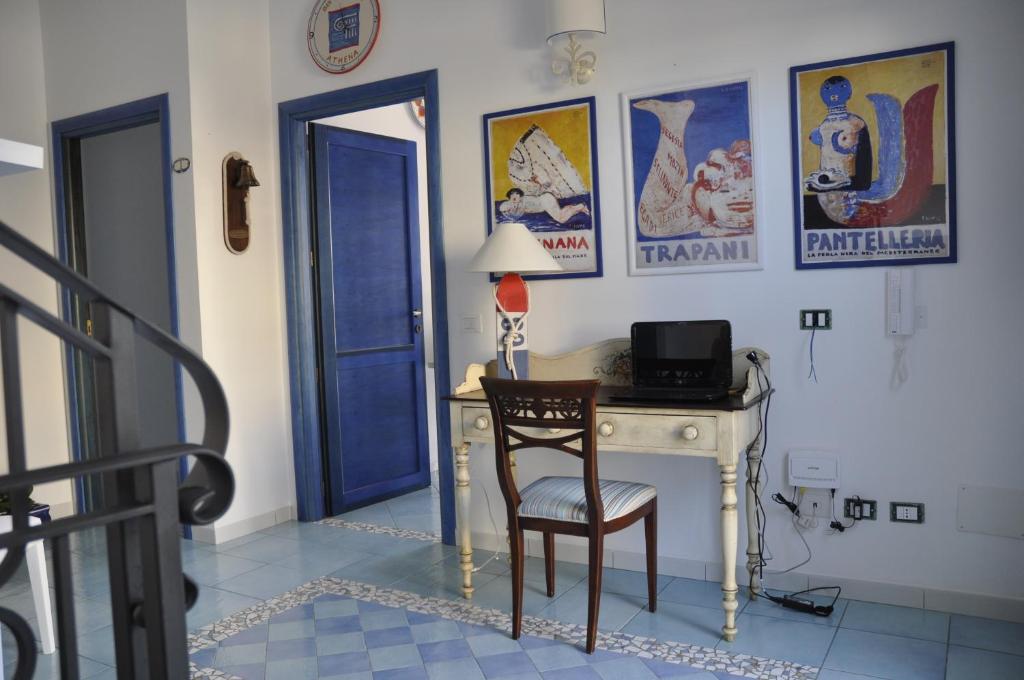 Televízia a/alebo spoločenská miestnosť v ubytovaní Athena Bed & Breakfast