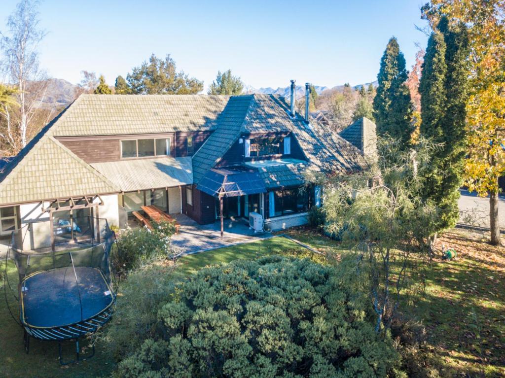 une vue aérienne sur une maison avec un toit dans l'établissement 21 Cheltenham Street, à Hanmer Springs