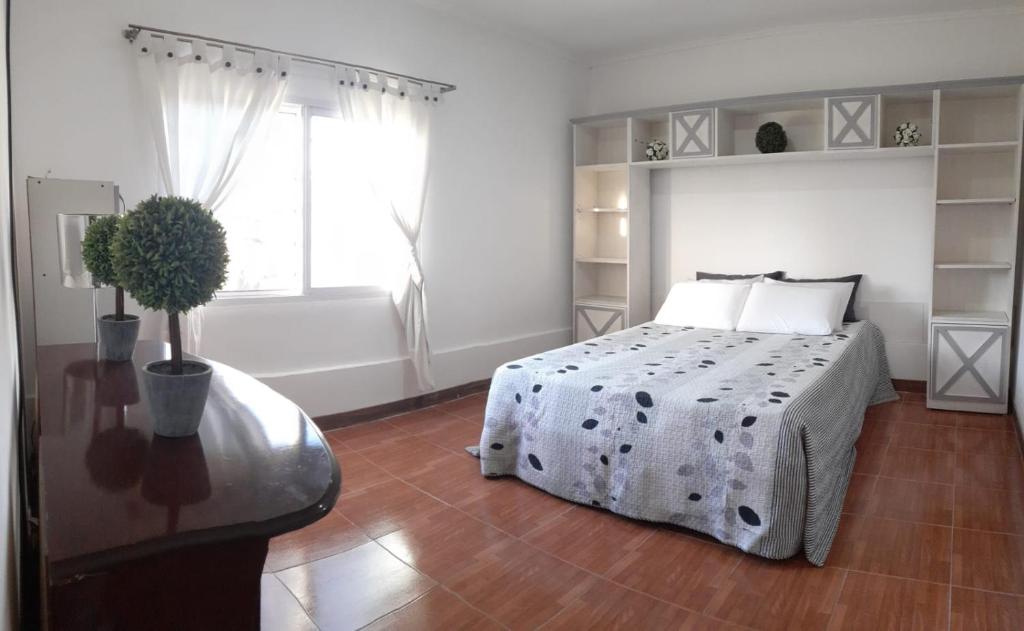 um quarto branco com uma cama e uma janela em DEPARTAMENT AMATT (15 min del Aeropuerto Internacional Ezeiza) em Monte Grande