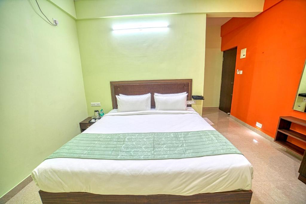 Postel nebo postele na pokoji v ubytování RedKEY Inn Bangalore Airport