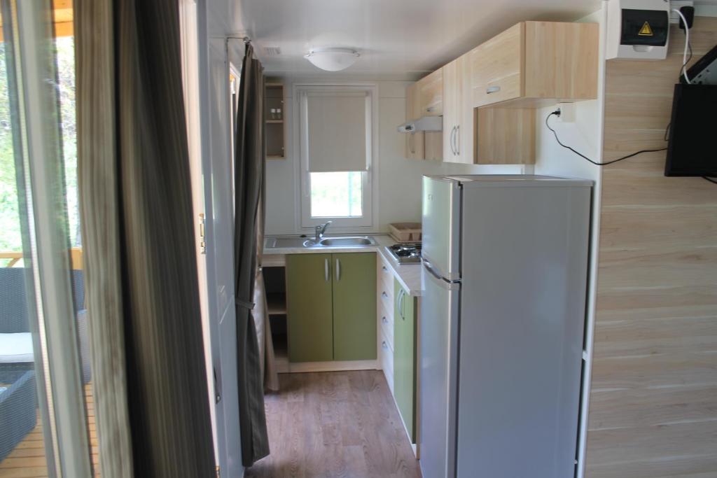 Kuchyň nebo kuchyňský kout v ubytování Mobile Homes Chinto