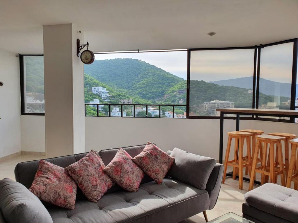 a living room with a couch and a table at ESPECTACULAR APARTAMENTO EN LA PLAYA EL RODADERO in Gaira