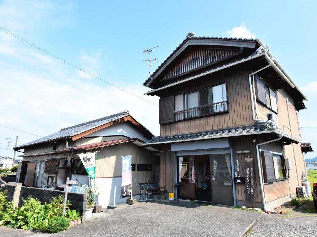 una casa marrón con techo negro en Haruno Guesthouse, en Tosa