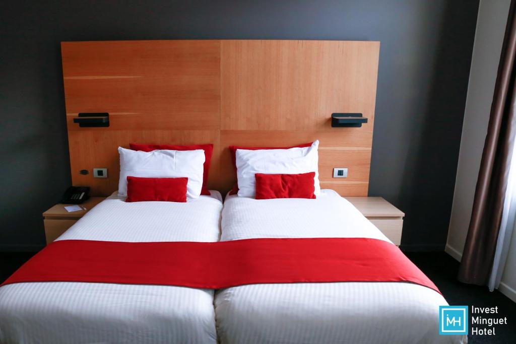 Postel nebo postele na pokoji v ubytování Hotel De La Couronne Liege