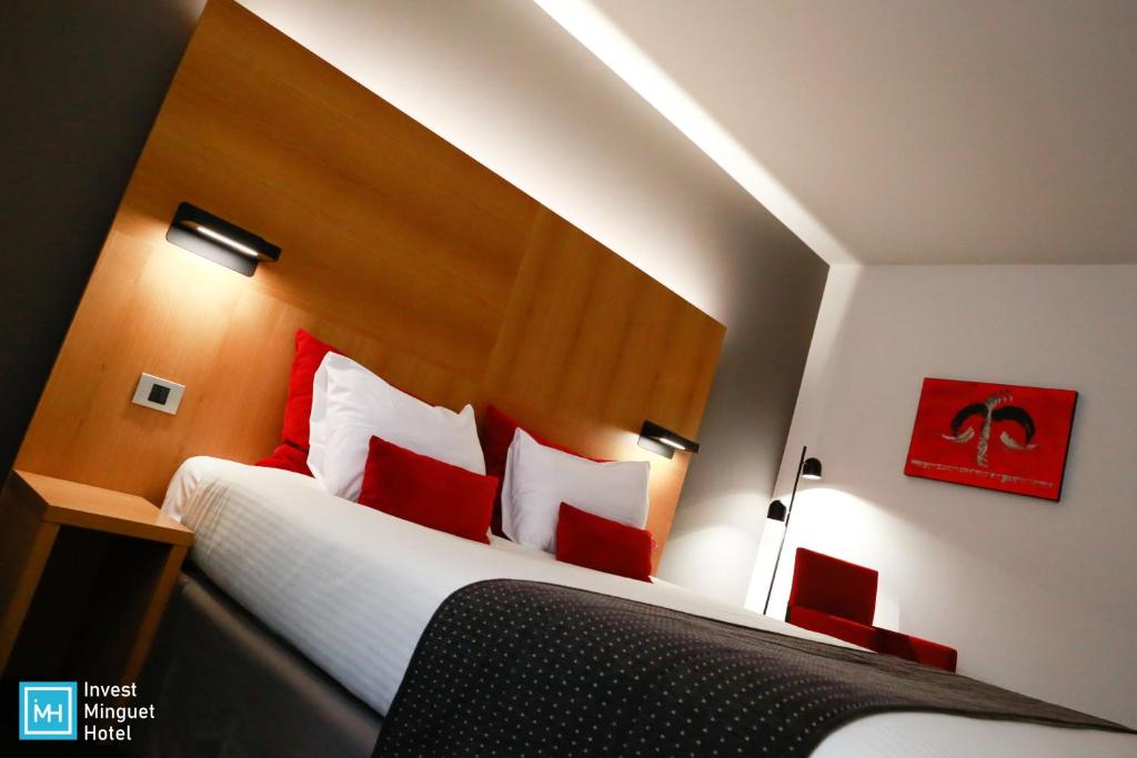 Postel nebo postele na pokoji v ubytování Hotel De La Couronne Liege