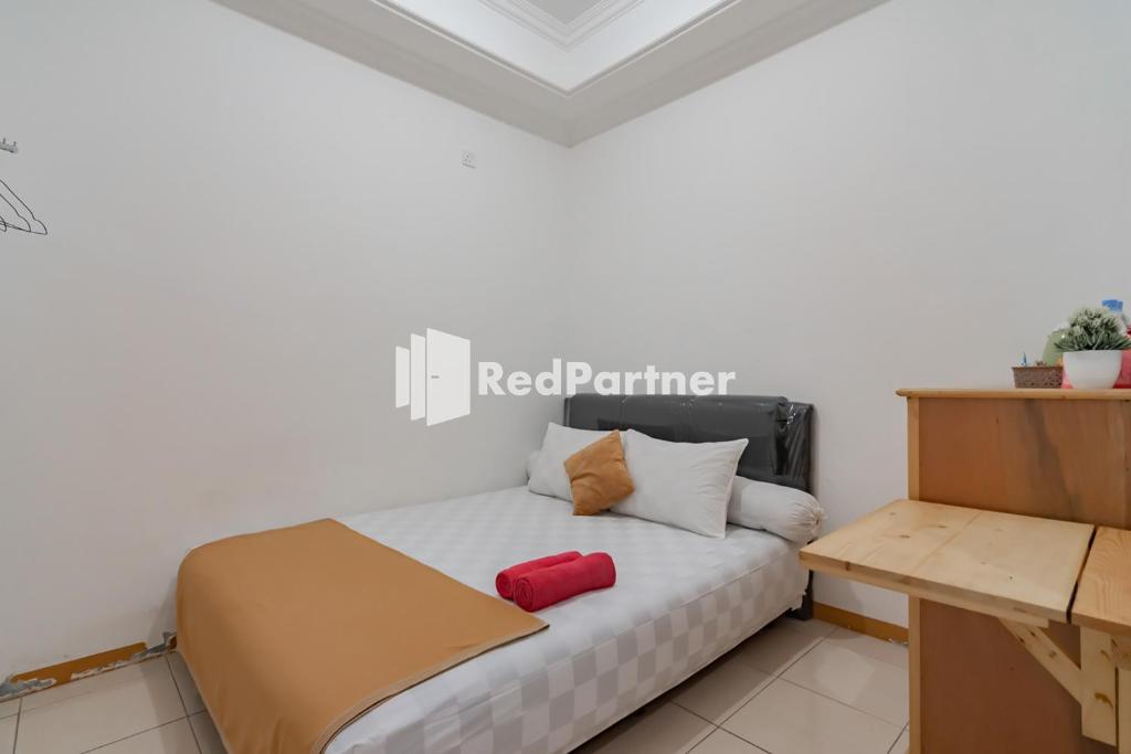 Postel nebo postele na pokoji v ubytování Langkar Guest House Syariah Mitra RedDoorz