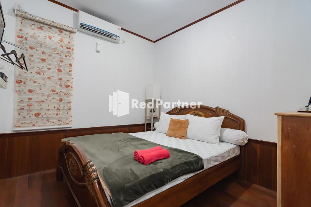 Postel nebo postele na pokoji v ubytování Langkar Guest House Syariah Mitra RedDoorz