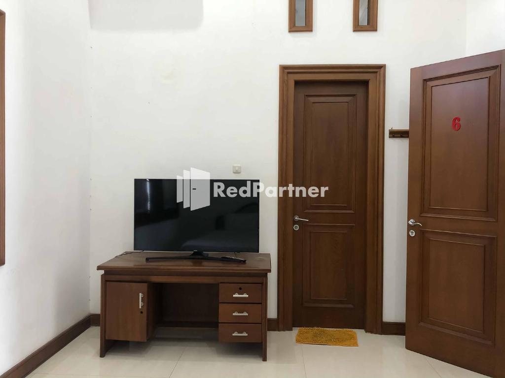 TV a/nebo společenská místnost v ubytování RedDoorz at Daffi Araya