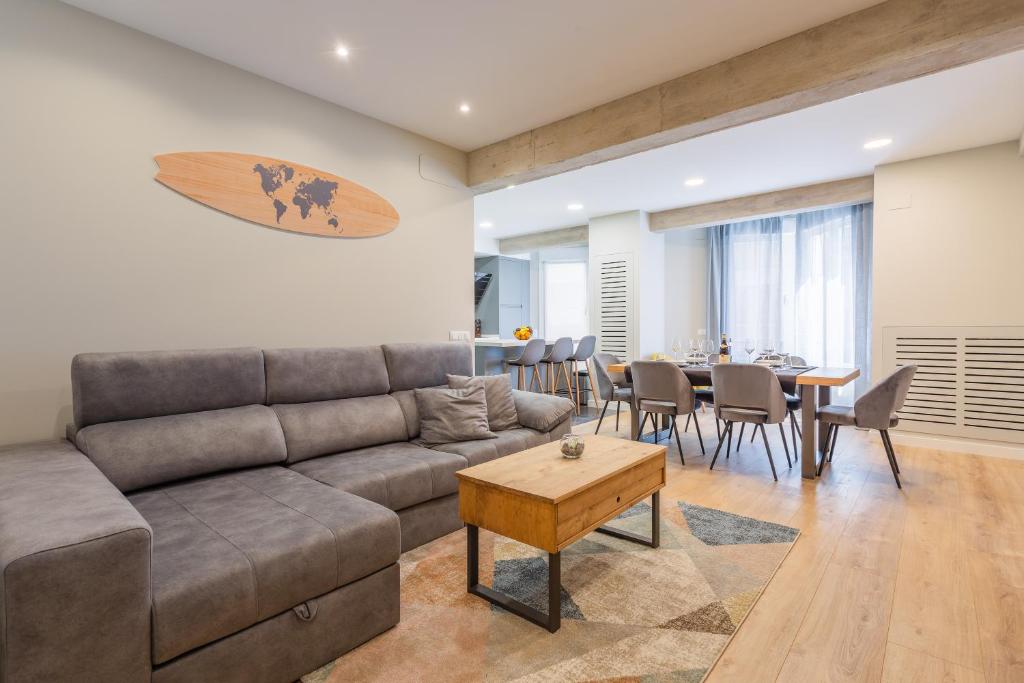 a living room with a couch and a table at Apartamento de Lujo en Logroño Centro in Logroño