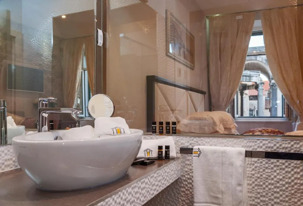 Deluxe Double or Twin Room with City View - Ground Floor
