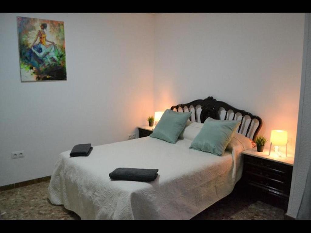 sypialnia z dużym łóżkiem z 2 poduszkami w obiekcie 1 bedroom Apartment with Gallery Balcony Free Netflix, air conditioning w Alicante