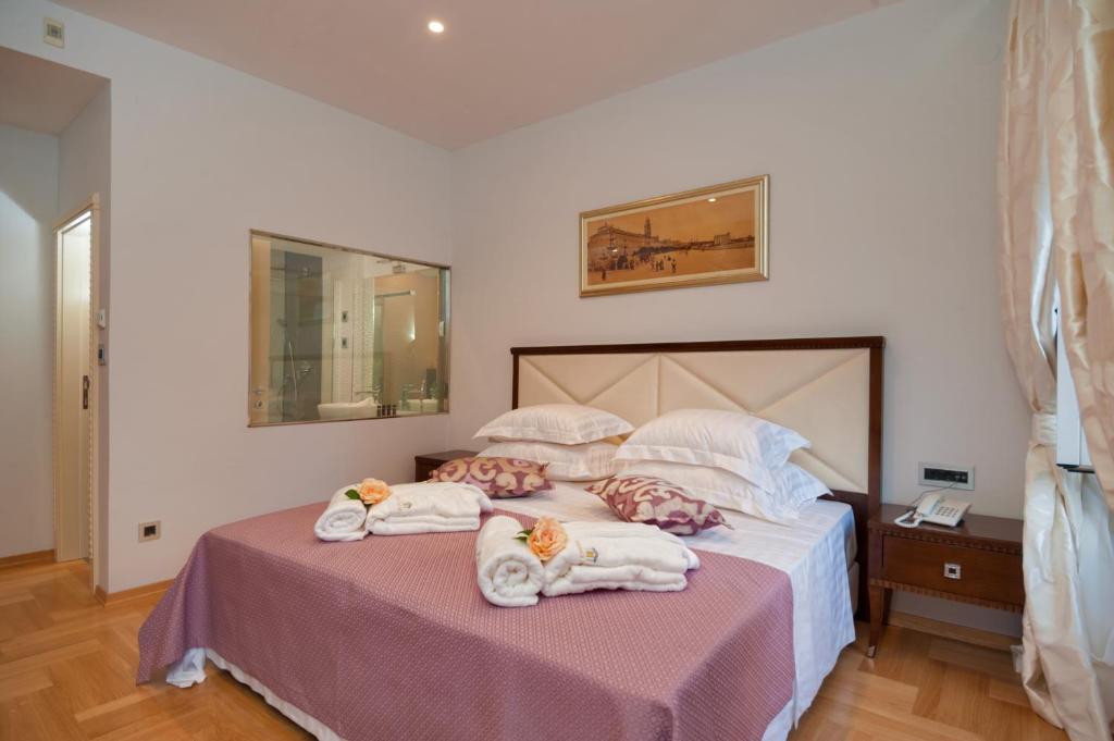 Postel nebo postele na pokoji v ubytování Heritage Hotel Antique Split