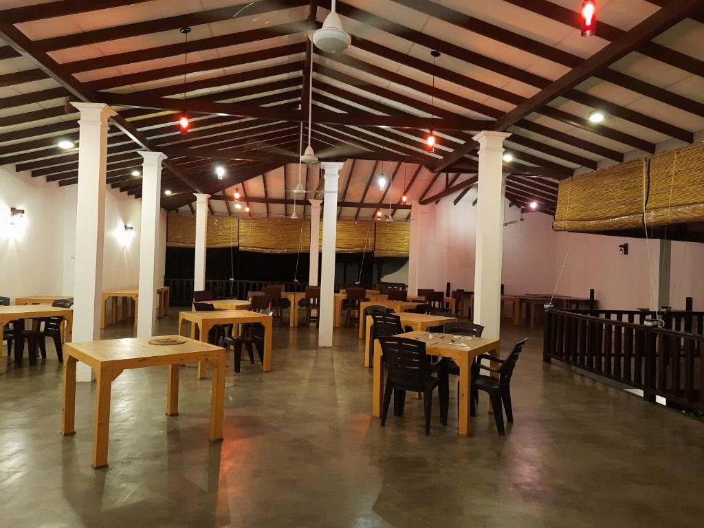 Restaurace v ubytování Hotel Calm Haven Unawatuna