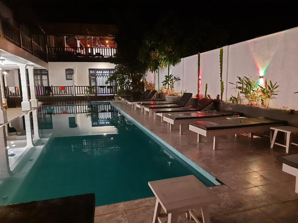 Bazén v ubytování Hotel Calm Haven Unawatuna nebo v jeho okolí