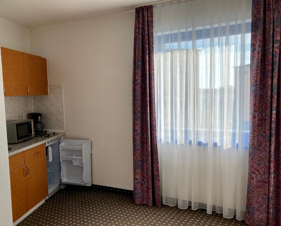 Kuchyň nebo kuchyňský kout v ubytování Akzent Congresshotel Hoyerswerda